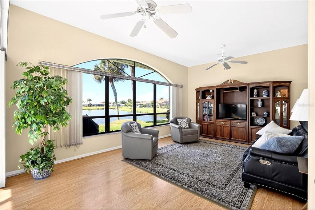 Activo con contrato: $549,000 (3 camas, 2 baños, 2176 Pies cuadrados)