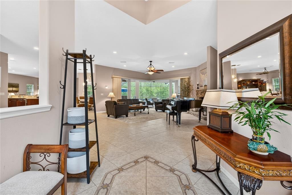 En Venta: $799,000 (3 camas, 3 baños, 4450 Pies cuadrados)