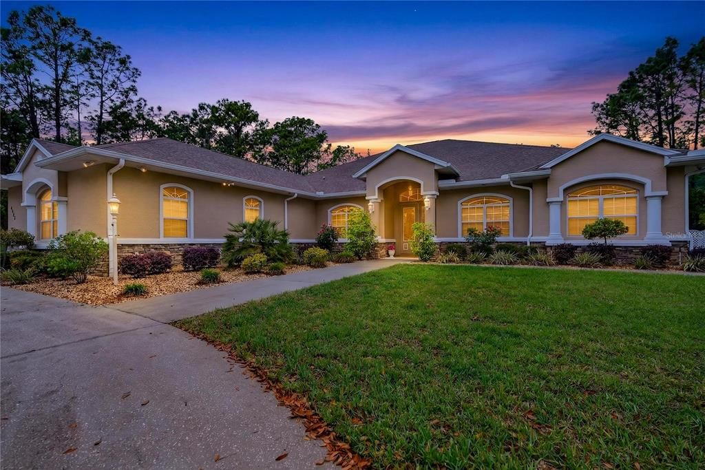 En Venta: $799,000 (3 camas, 3 baños, 4450 Pies cuadrados)