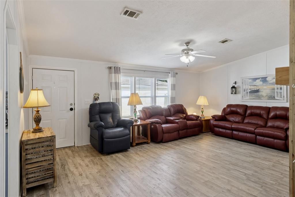 For Sale: $239,500 (3 beds, 2 baths, 1512 Square Feet)