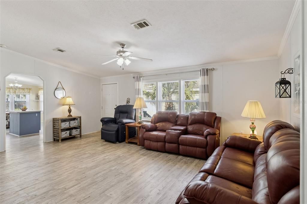 For Sale: $239,500 (3 beds, 2 baths, 1512 Square Feet)