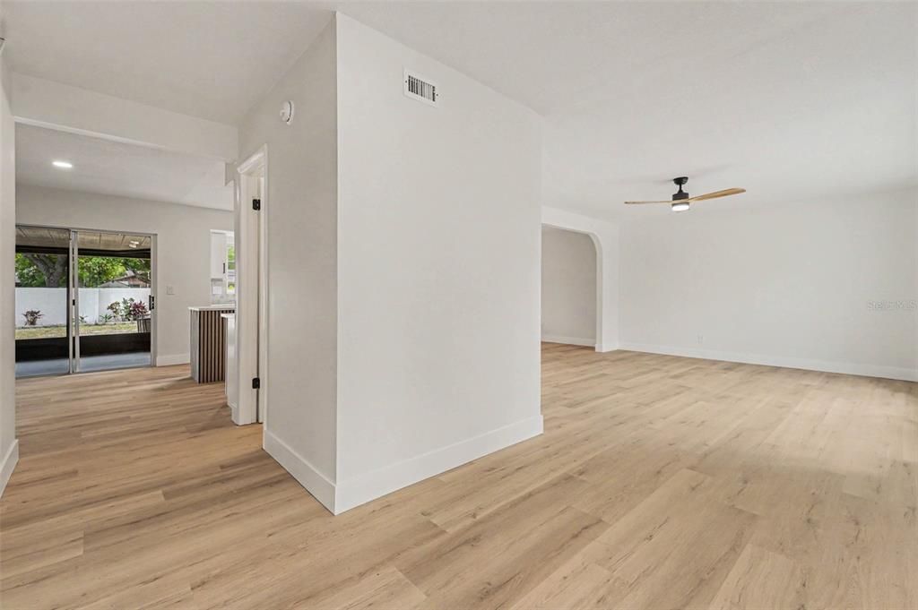 Activo con contrato: $539,000 (4 camas, 2 baños, 2068 Pies cuadrados)