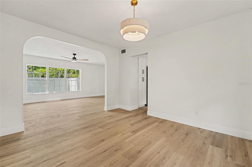 Activo con contrato: $539,000 (4 camas, 2 baños, 2068 Pies cuadrados)