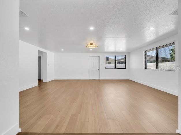 合同活跃: $534,900 (5 贝兹, 3 浴室, 2228 平方英尺)