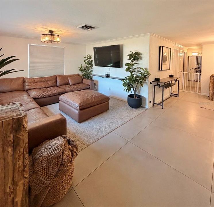 For Rent: $2,500 (3 beds, 1 baths, 941 Square Feet)