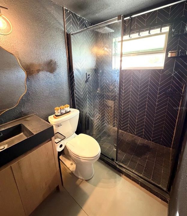 For Rent: $2,500 (3 beds, 1 baths, 941 Square Feet)