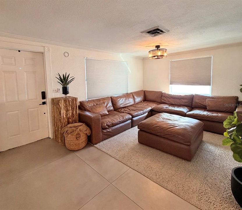 For Rent: $2,500 (3 beds, 1 baths, 941 Square Feet)