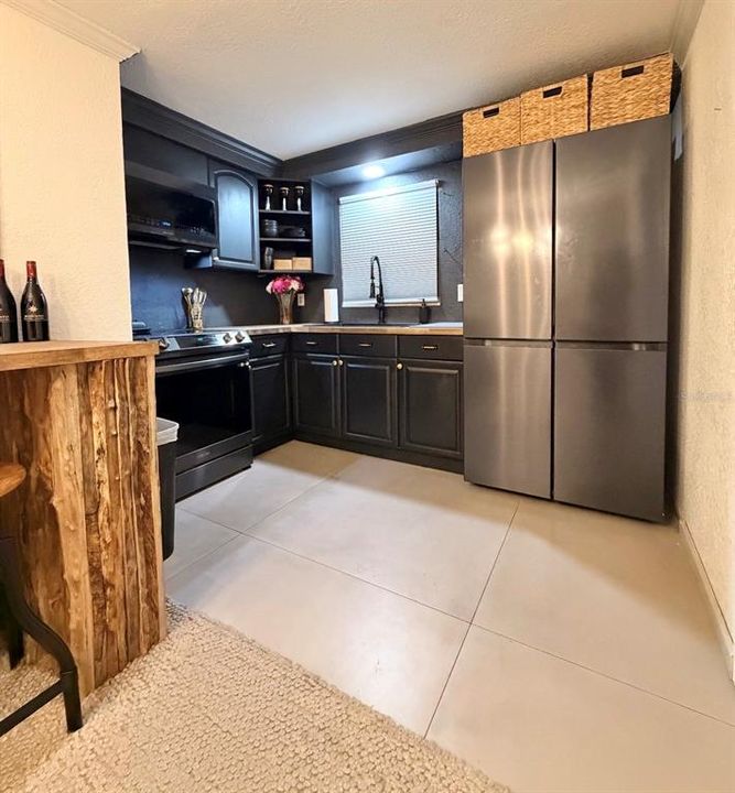 For Rent: $2,500 (3 beds, 1 baths, 941 Square Feet)