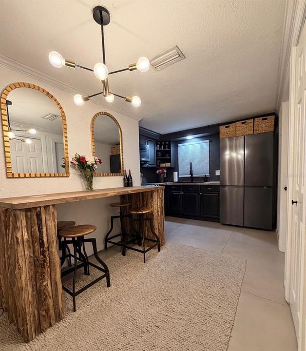 For Rent: $2,500 (3 beds, 1 baths, 941 Square Feet)