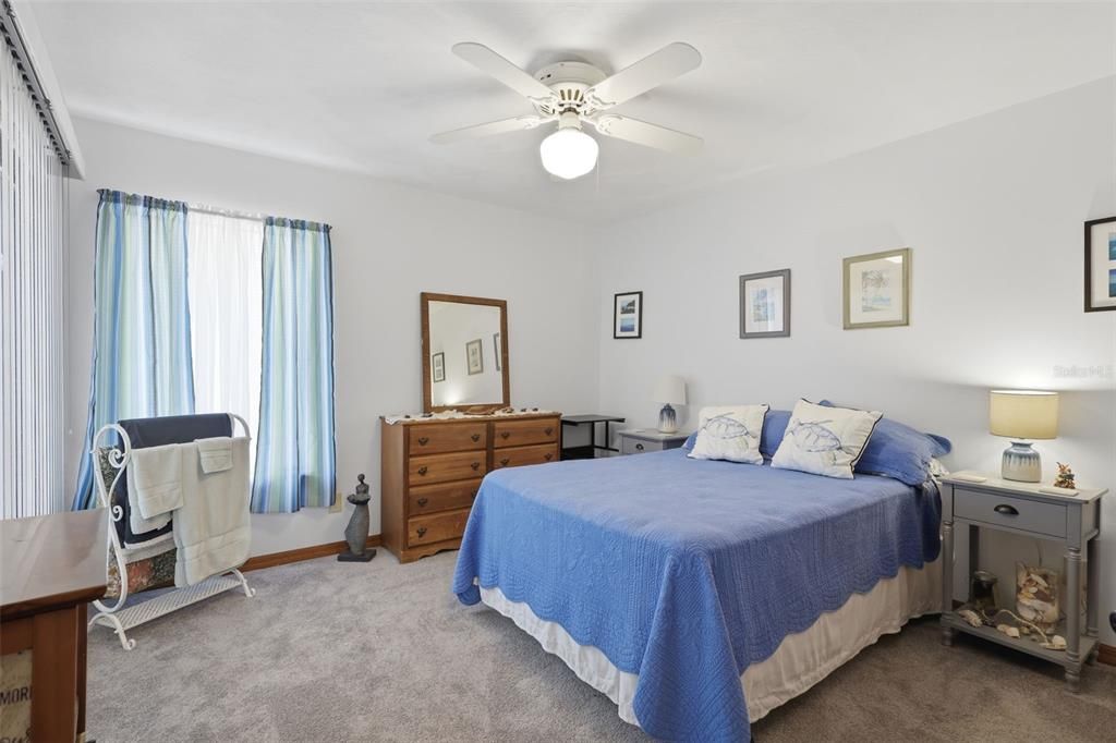 Activo con contrato: $564,999 (4 camas, 2 baños, 2294 Pies cuadrados)