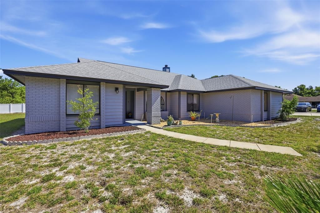 Activo con contrato: $564,999 (4 camas, 2 baños, 2294 Pies cuadrados)
