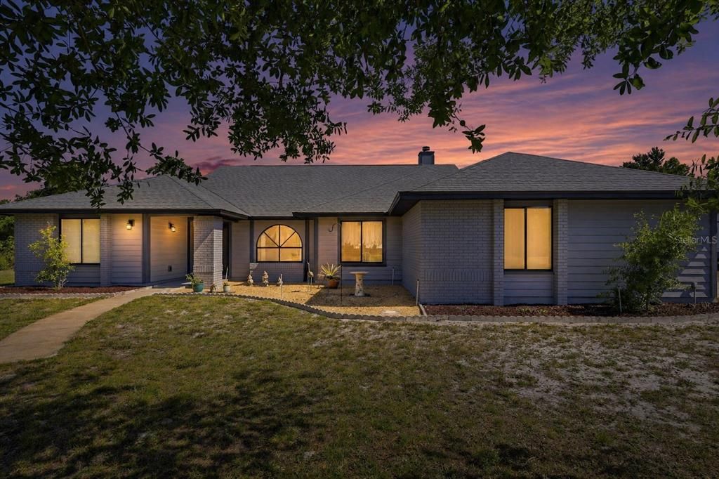 Activo con contrato: $564,999 (4 camas, 2 baños, 2294 Pies cuadrados)