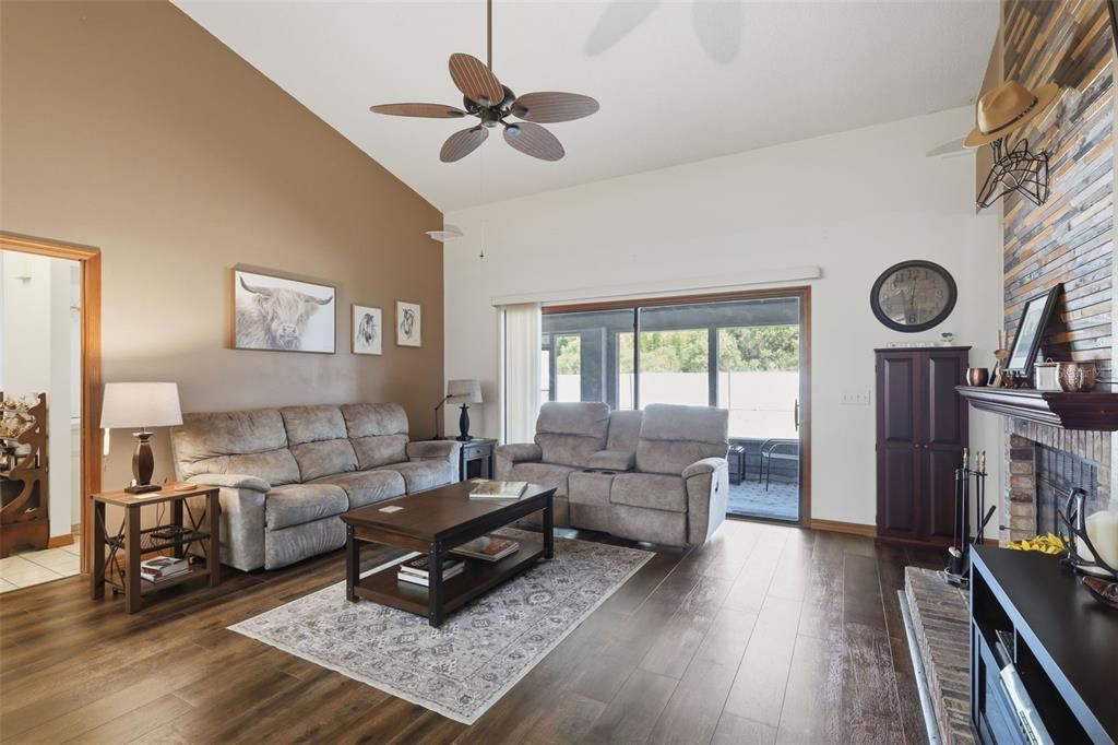 Activo con contrato: $564,999 (4 camas, 2 baños, 2294 Pies cuadrados)