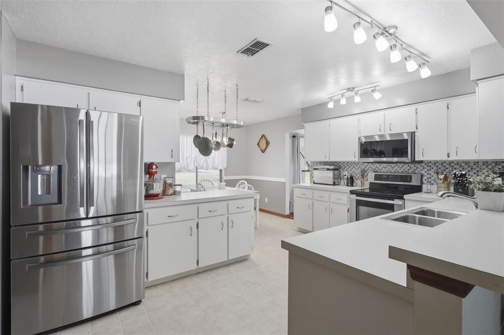 Activo con contrato: $564,999 (4 camas, 2 baños, 2294 Pies cuadrados)