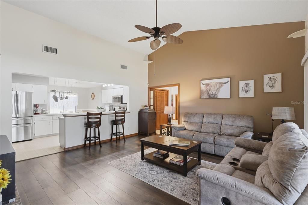 Activo con contrato: $564,999 (4 camas, 2 baños, 2294 Pies cuadrados)