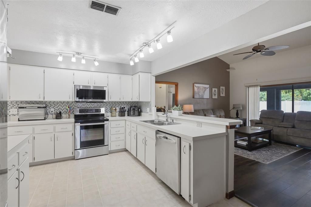 Activo con contrato: $564,999 (4 camas, 2 baños, 2294 Pies cuadrados)
