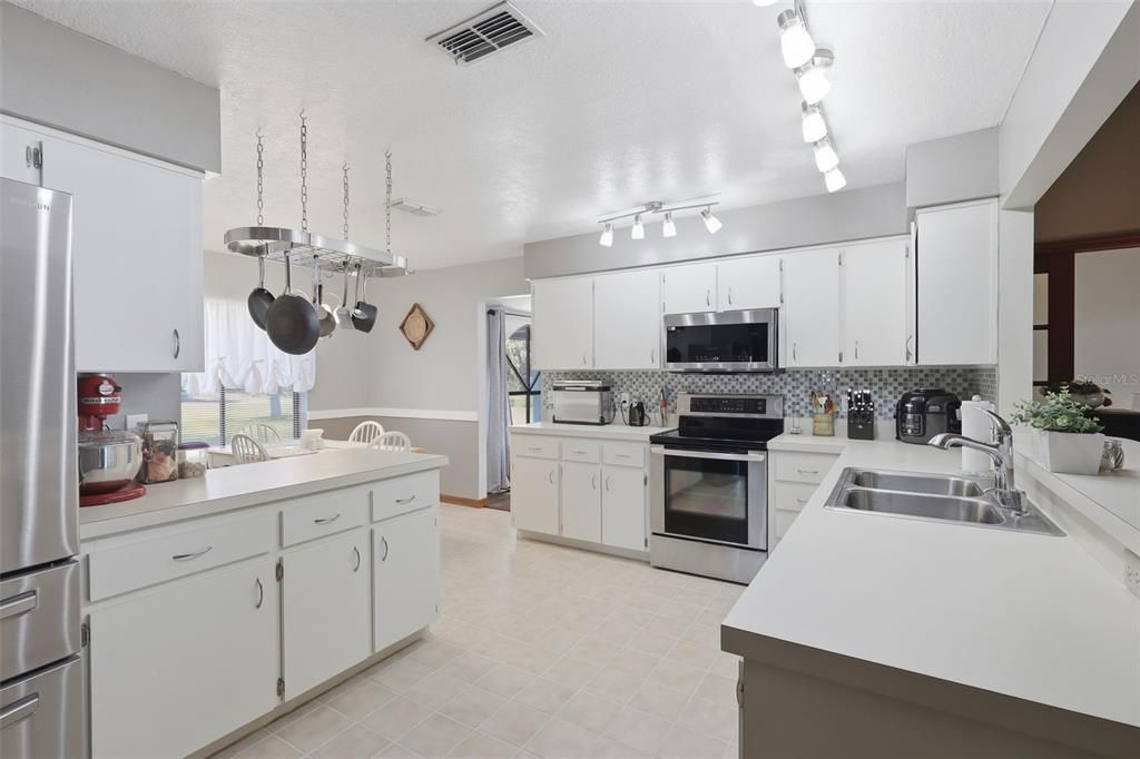 Activo con contrato: $564,999 (4 camas, 2 baños, 2294 Pies cuadrados)