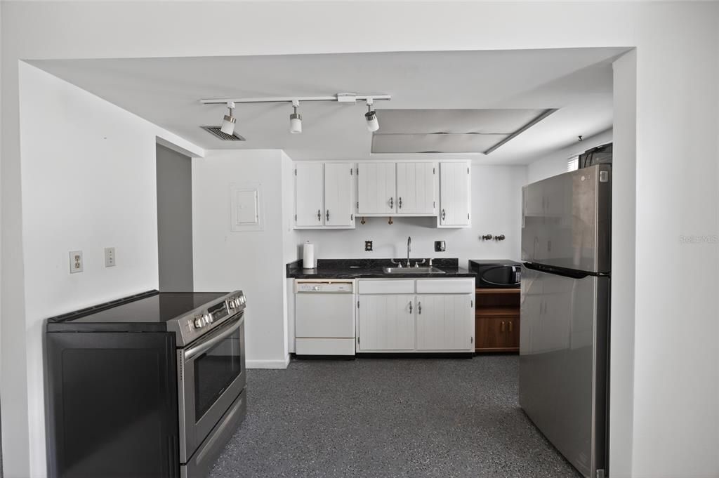 Active With Contract: $1,299 (3 beds, 2 baths, 1080 Square Feet)