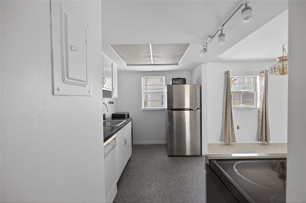 Active With Contract: $1,299 (3 beds, 2 baths, 1080 Square Feet)