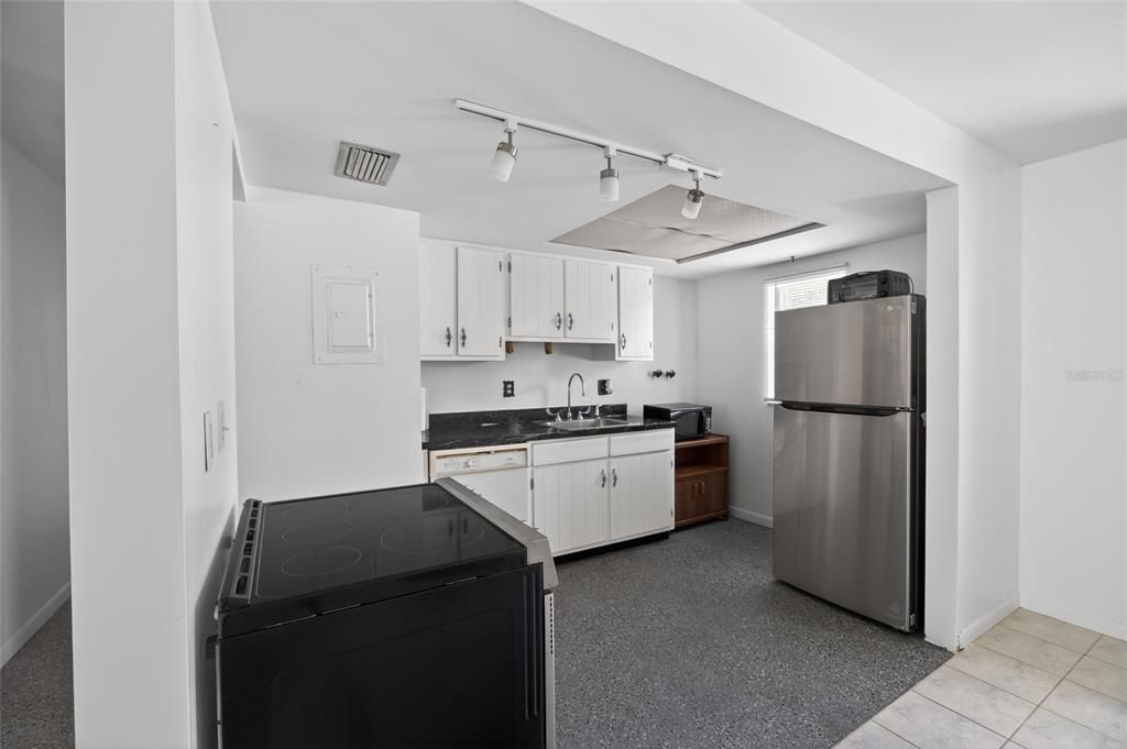 Active With Contract: $1,299 (3 beds, 2 baths, 1080 Square Feet)