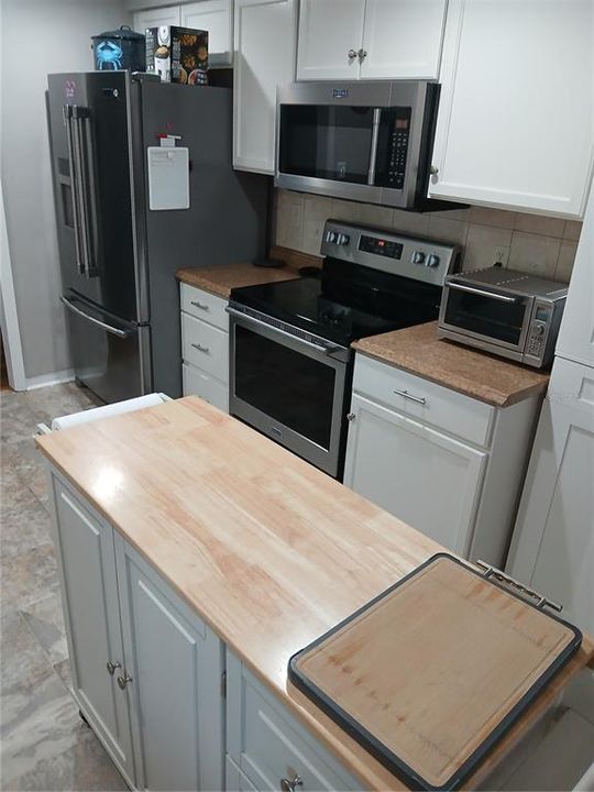 Под контрактом: $229,900 (3 спален, 2 ванн, 1324 Квадратных фут)