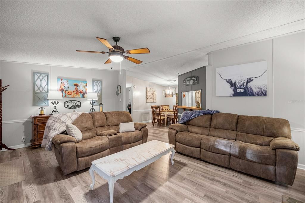На продажу: $349,999 (2 спален, 2 ванн, 1296 Квадратных фут)