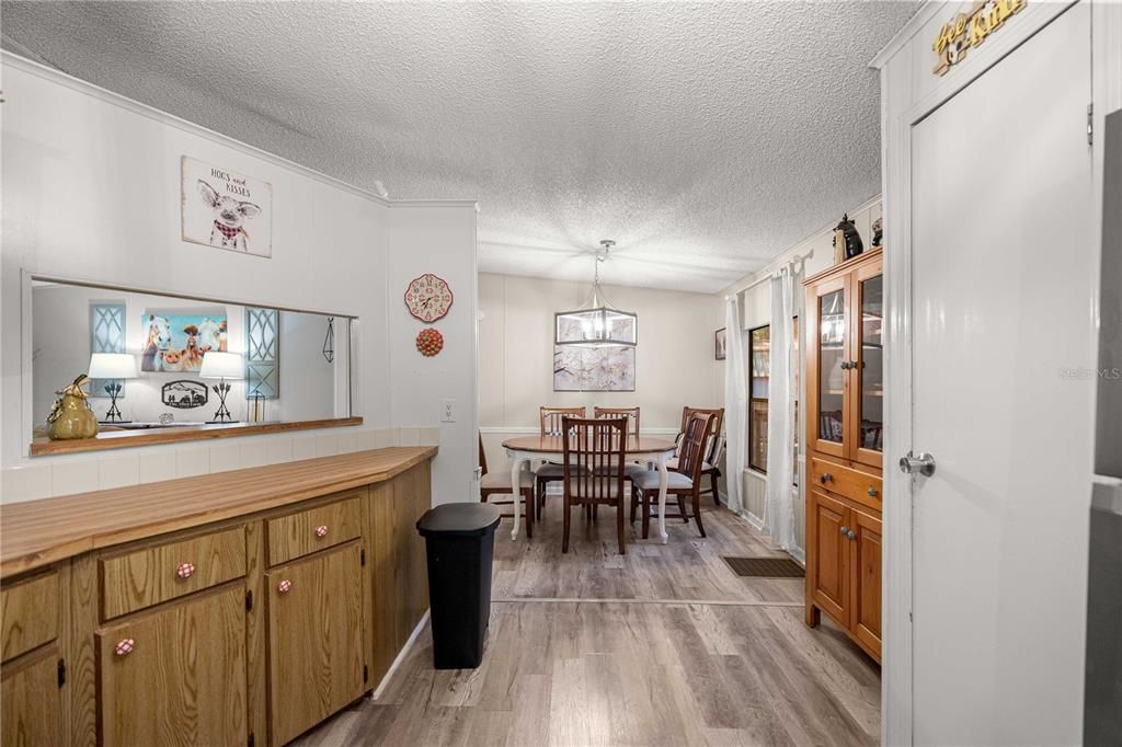 На продажу: $349,999 (2 спален, 2 ванн, 1296 Квадратных фут)