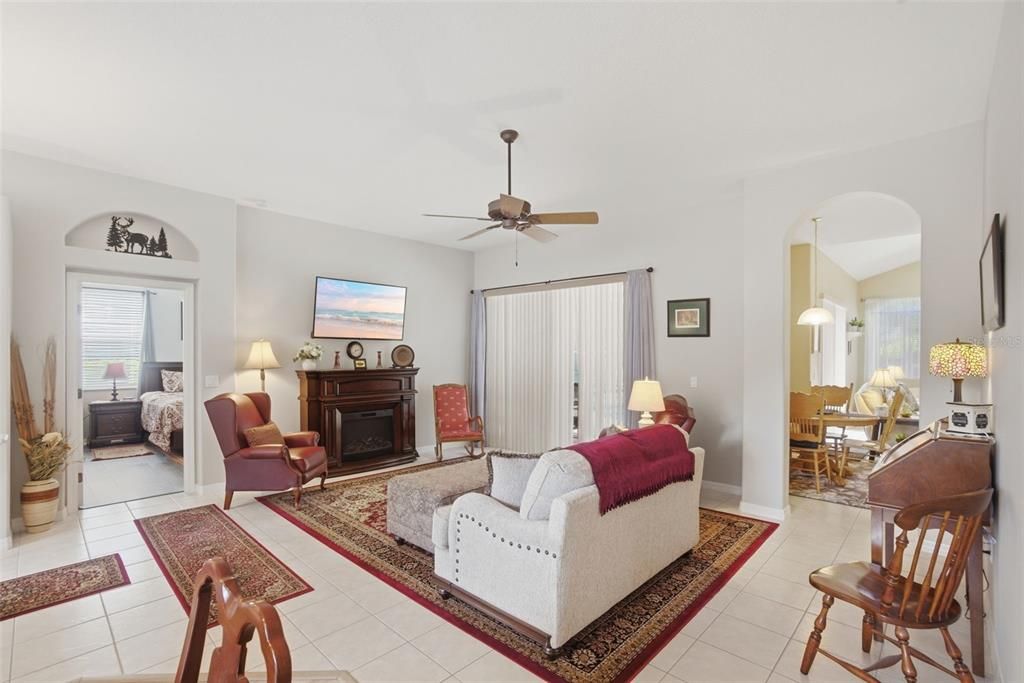 Activo con contrato: $555,000 (4 camas, 3 baños, 2487 Pies cuadrados)