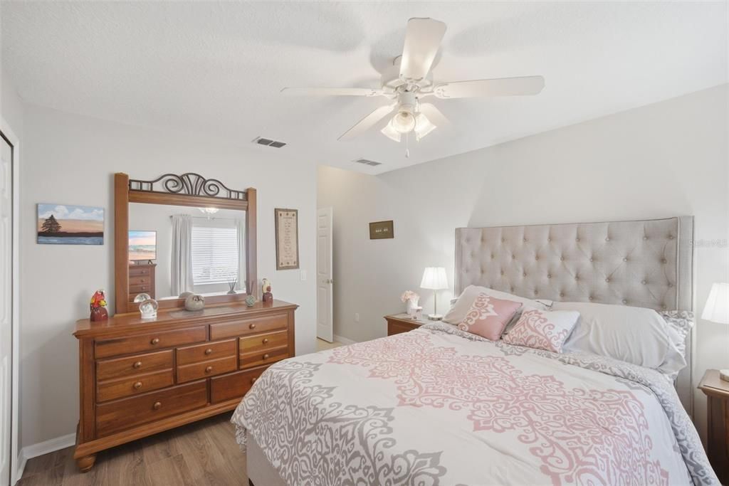 Activo con contrato: $555,000 (4 camas, 3 baños, 2487 Pies cuadrados)