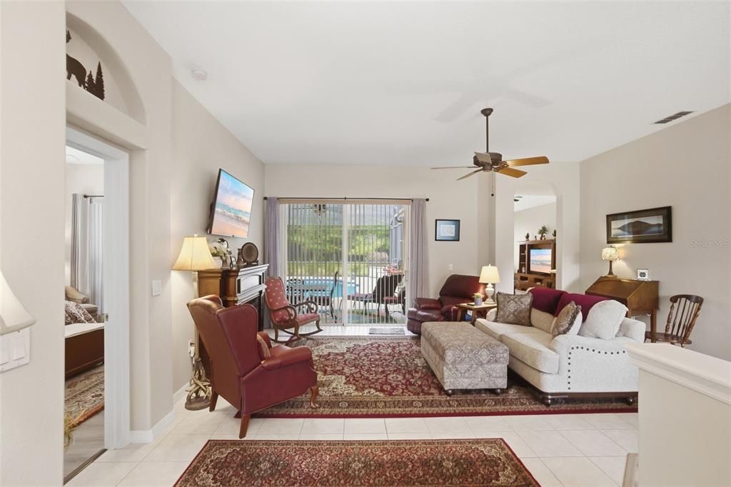 Activo con contrato: $555,000 (4 camas, 3 baños, 2487 Pies cuadrados)