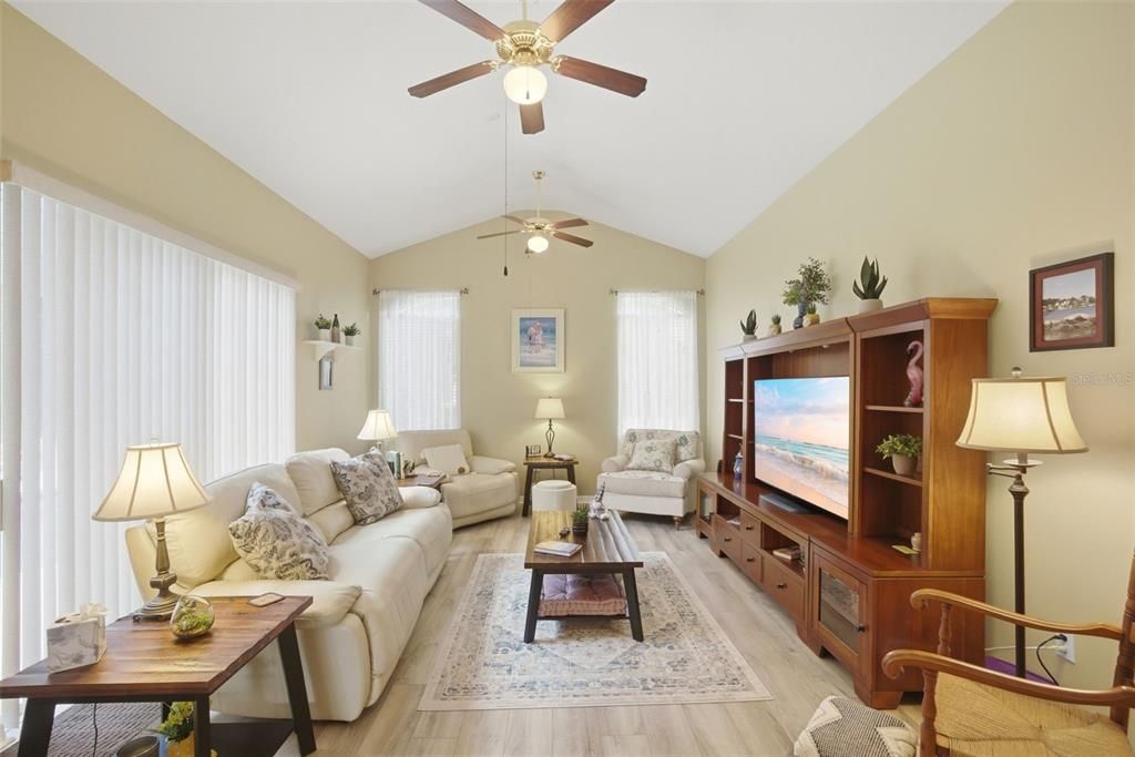 Activo con contrato: $555,000 (4 camas, 3 baños, 2487 Pies cuadrados)