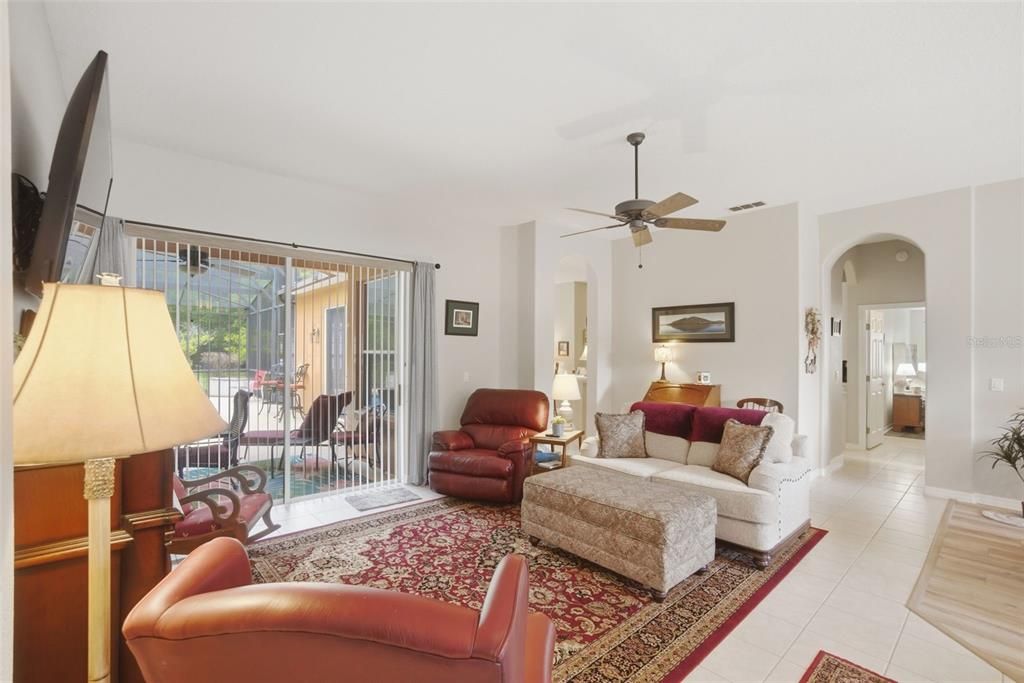 Activo con contrato: $555,000 (4 camas, 3 baños, 2487 Pies cuadrados)