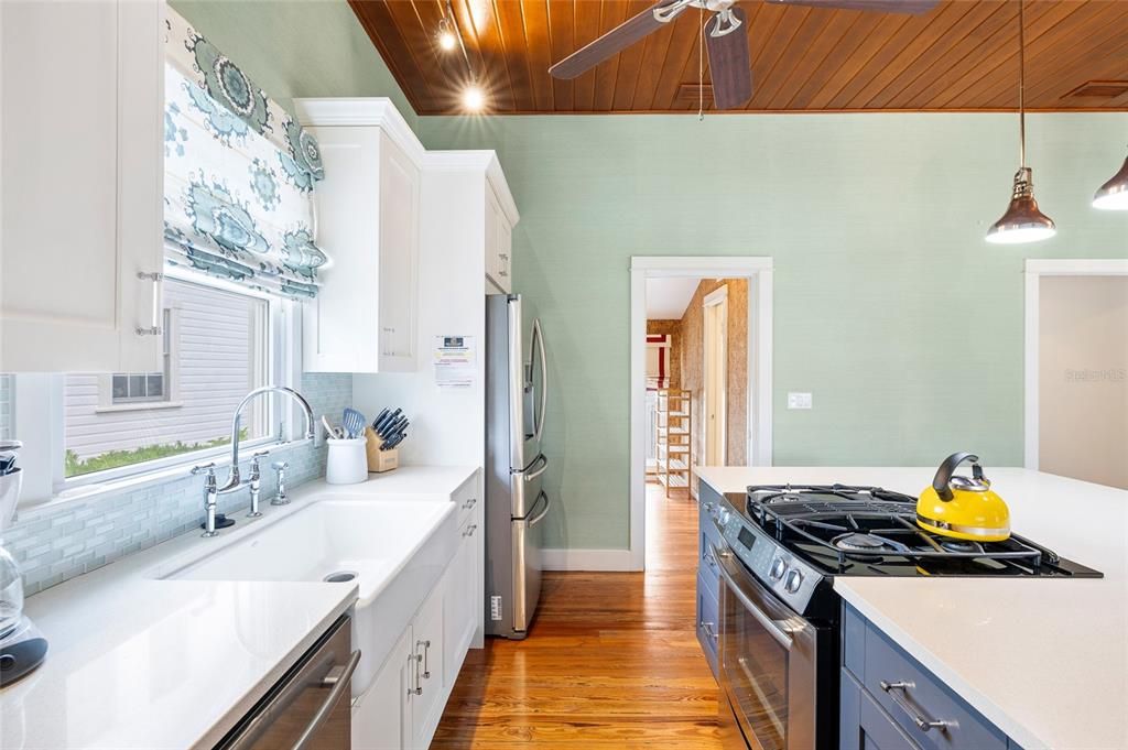For Sale: $3,295,000 (2 beds, 2 baths, 1080 Square Feet)