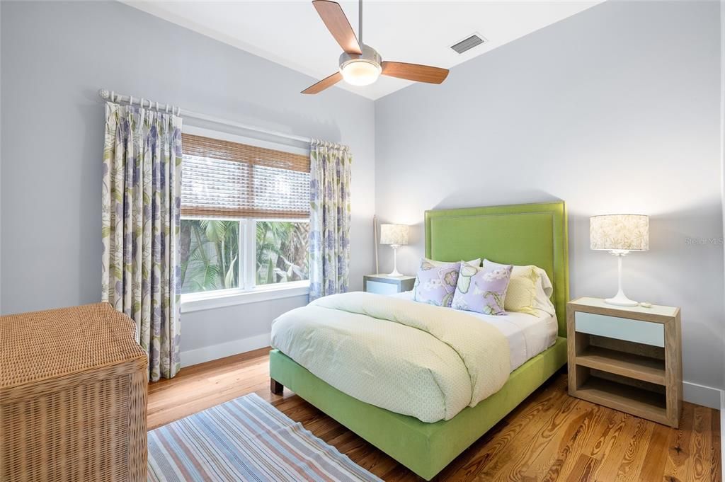 For Sale: $3,295,000 (2 beds, 2 baths, 1080 Square Feet)