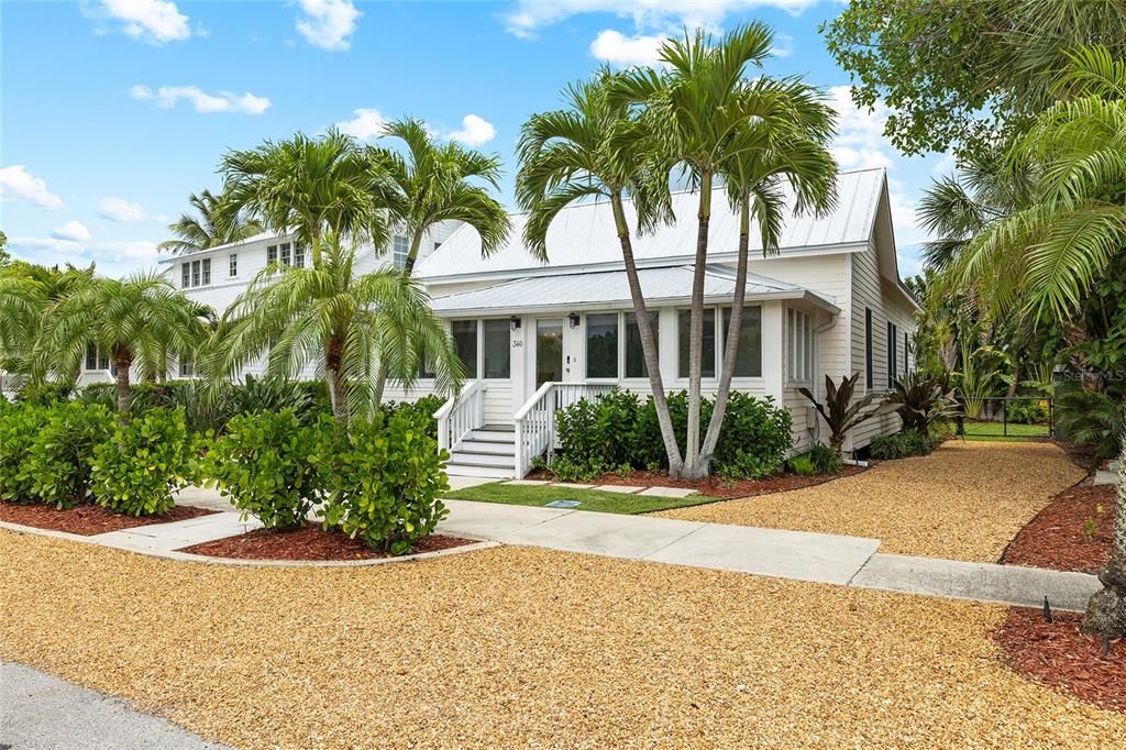 For Sale: $3,295,000 (2 beds, 2 baths, 1080 Square Feet)