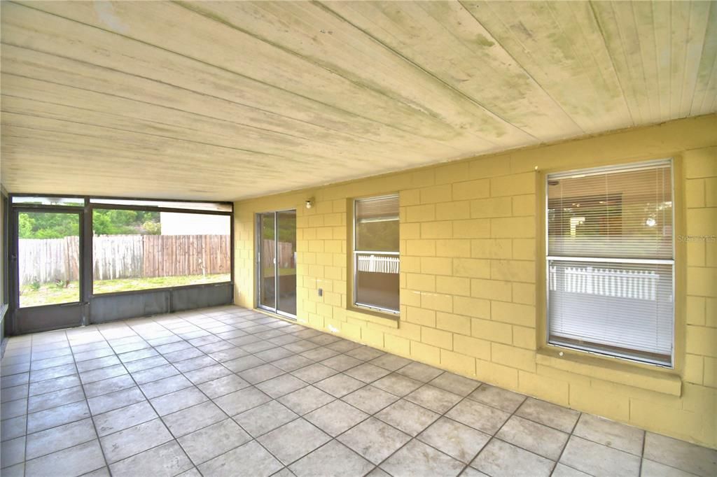 Active With Contract: $2,400 (3 beds, 3 baths, 1580 Square Feet)