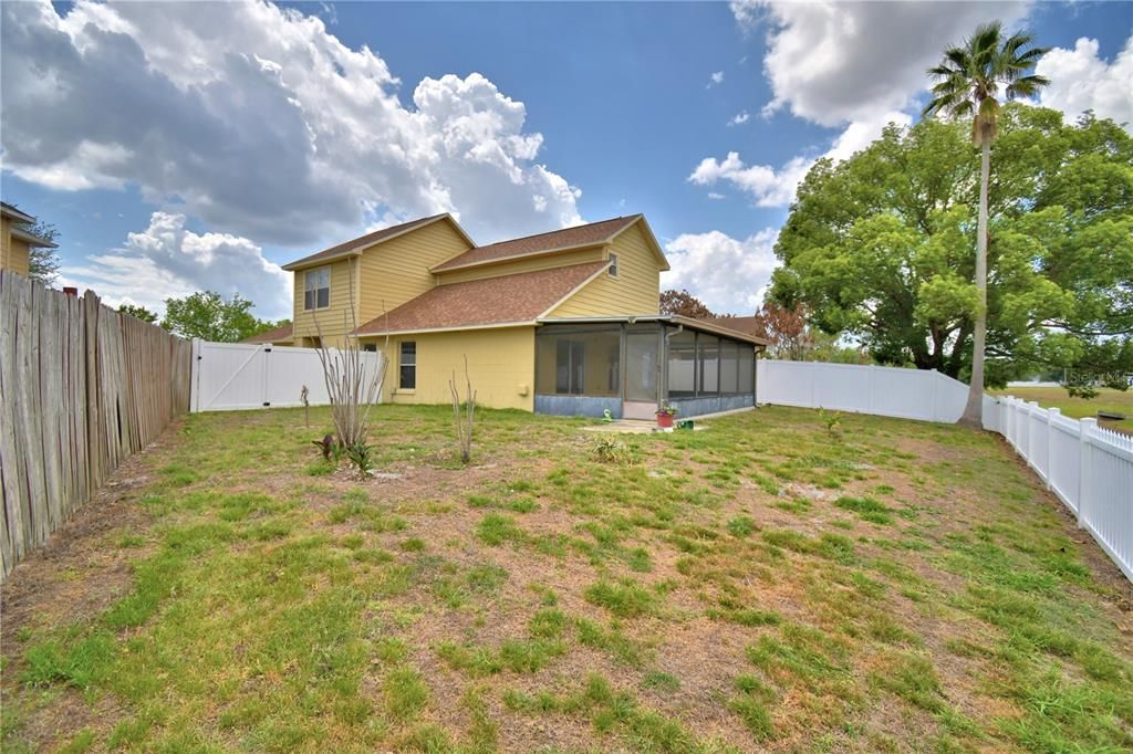 Active With Contract: $2,400 (3 beds, 3 baths, 1580 Square Feet)