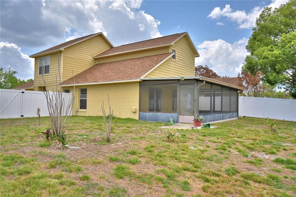 Active With Contract: $2,400 (3 beds, 3 baths, 1580 Square Feet)