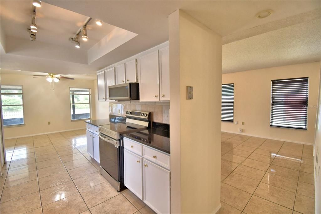 Active With Contract: $2,400 (3 beds, 3 baths, 1580 Square Feet)