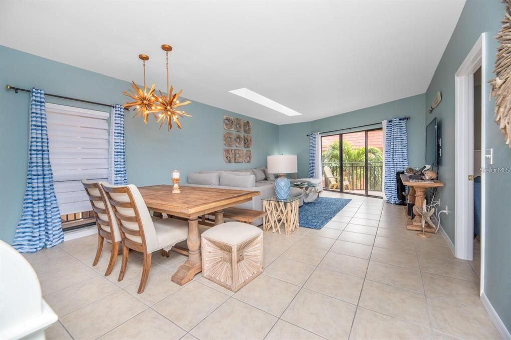 For Sale: $775,000 (2 beds, 2 baths, 1154 Square Feet)