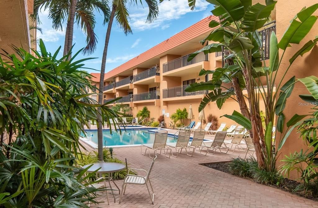 For Sale: $775,000 (2 beds, 2 baths, 1154 Square Feet)