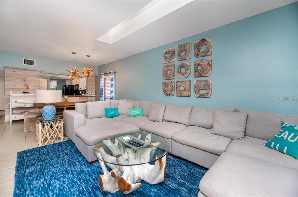 For Sale: $775,000 (2 beds, 2 baths, 1154 Square Feet)