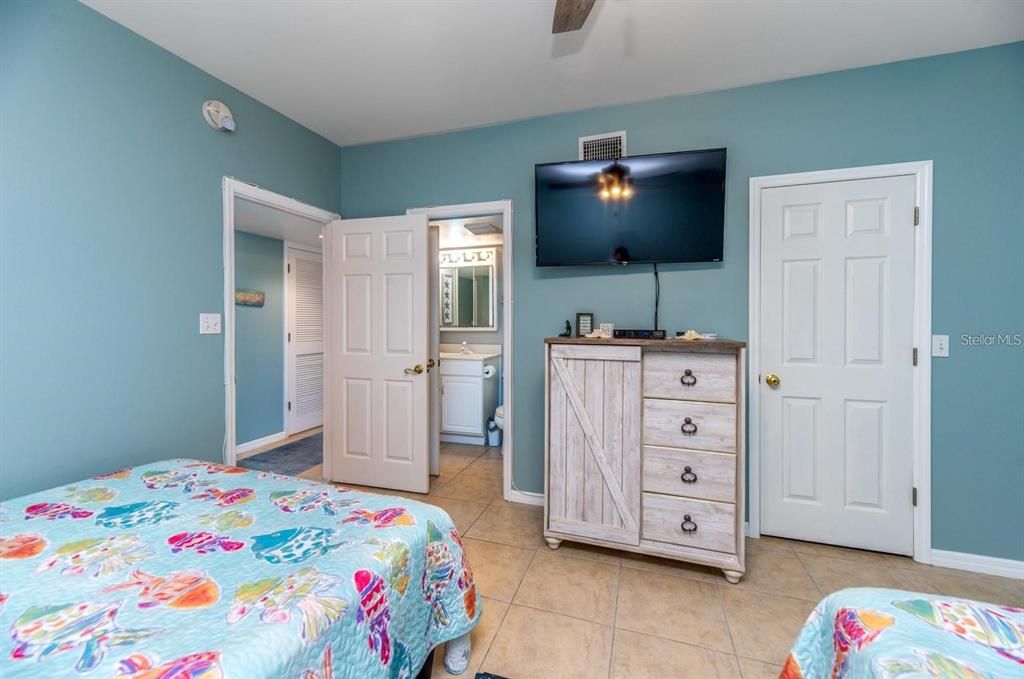For Sale: $775,000 (2 beds, 2 baths, 1154 Square Feet)