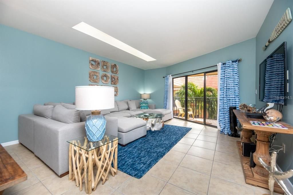 For Sale: $775,000 (2 beds, 2 baths, 1154 Square Feet)