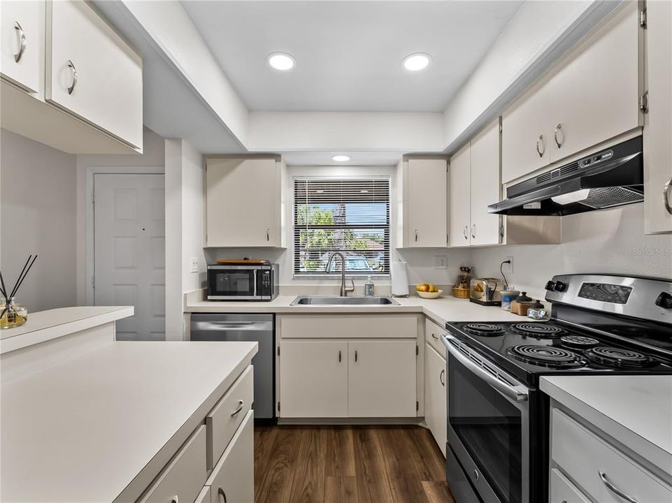 For Sale: $204,900 (2 beds, 2 baths, 908 Square Feet)