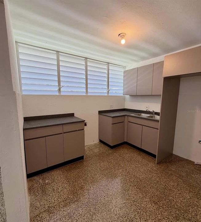 На продажу: $249,900 (3 спален, 1 ванн, 1022 Квадратных фут)