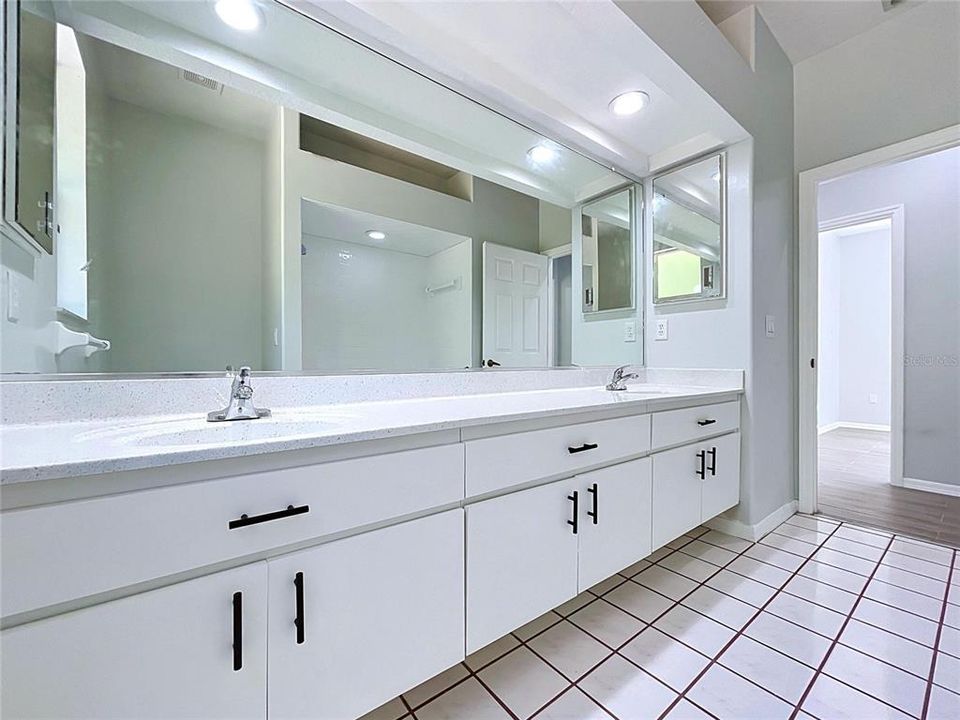 En Venta: $599,000 (4 camas, 3 baños, 3375 Pies cuadrados)