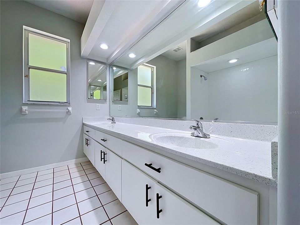 En Venta: $599,000 (4 camas, 3 baños, 3375 Pies cuadrados)