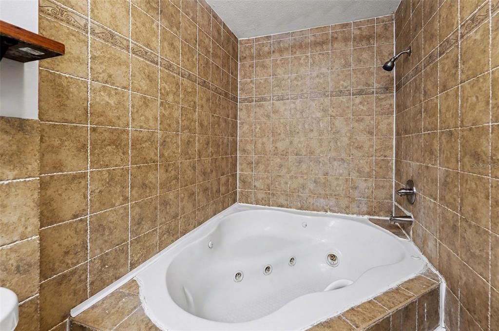 На продажу: $105,000 (2 спален, 1 ванн, 1068 Квадратных фут)