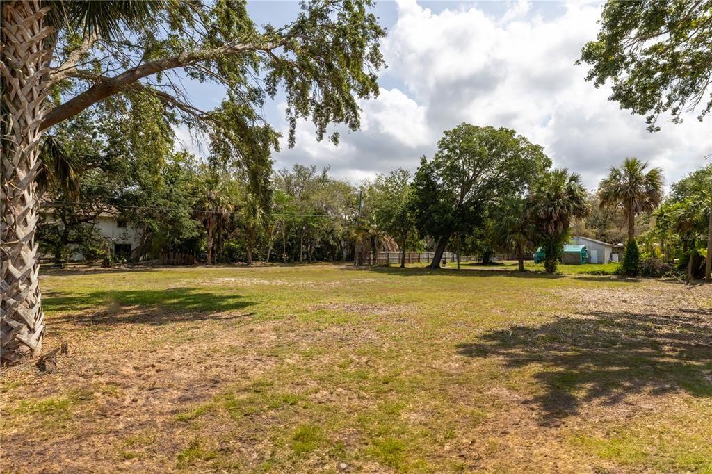 待售: $200,000 (0.96 acres)